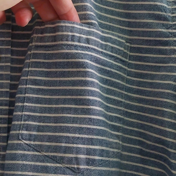 2 Casual Button Down Shirts Chambray blue striped & solid mens L Classic Casual - Picture 3 of 8